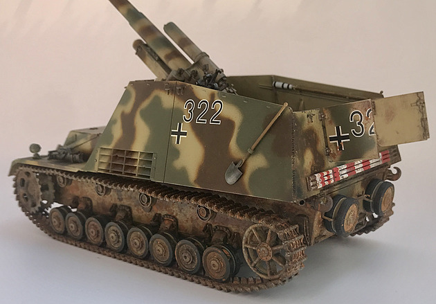 Střípek každodenní rutiny v týlu vypráví model samohybného děla Hummel