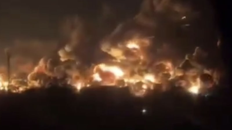 Ukrajinci zasáhli ruský ropný sklad na Krymu. Masivní požár je vidět na několik kilometrů