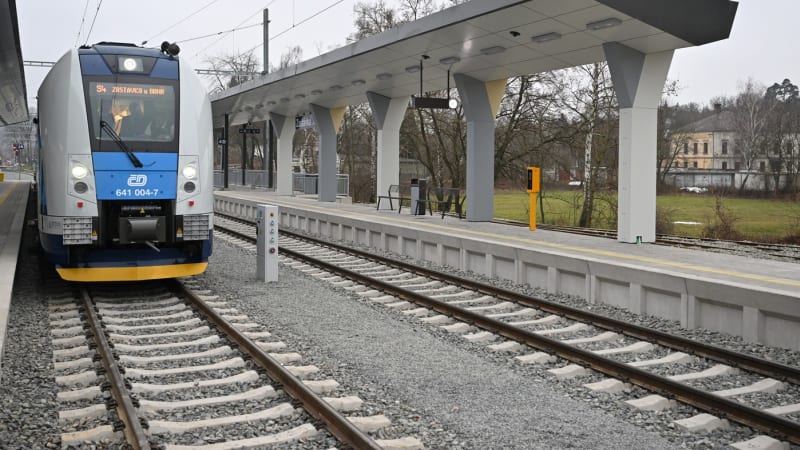 Hazard na vlacích: Mladíci na Brněnsku se vozili na střechách, riskantní jízdu natáčeli