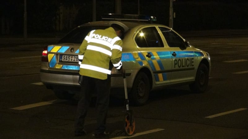 Kamion na dálnici D8 srazil chodce. Policisté odklánějí dopravu