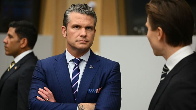 Letadlo s americkým ministrem války muselo nouzově přistát. Poplach způsobilo prasklé sklo