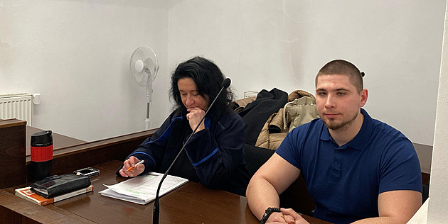 Policista pistolí vyhrožoval bezdomovci.  Soud mu potvrdil trest, navíc přijde o práci