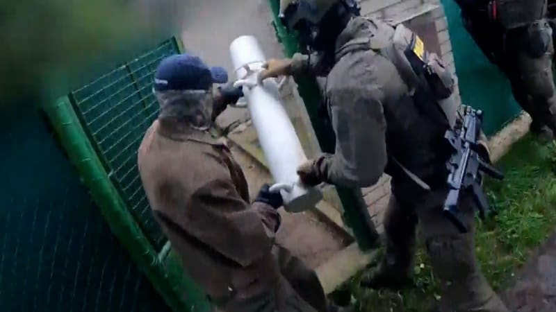 Ústecká policie rozbila gang vařičů pervitinu. V akci byla i zásahovka s beranidlem