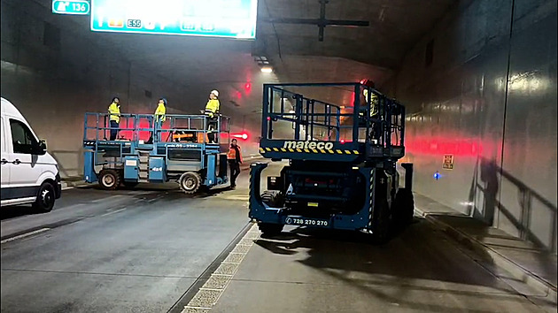 Z Pohůrky už vyháněli srnu či koně. Podívejte se, jak v tunelu na D3 dělají údržbu