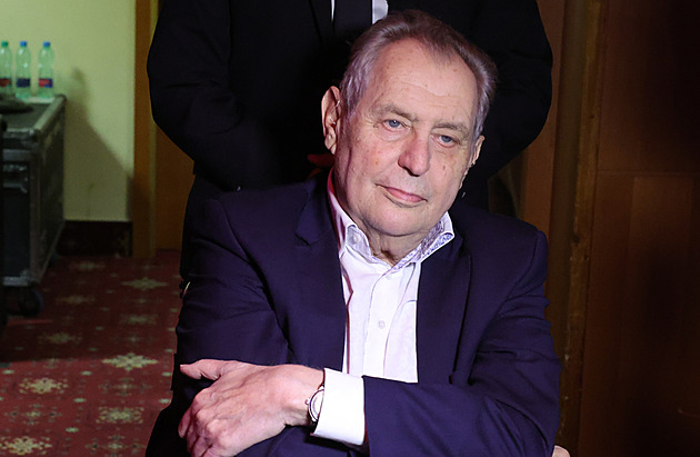 Zemana v nemocnici navštívila manželka i Mynářová. Čte knihu Orbán kontra Soros