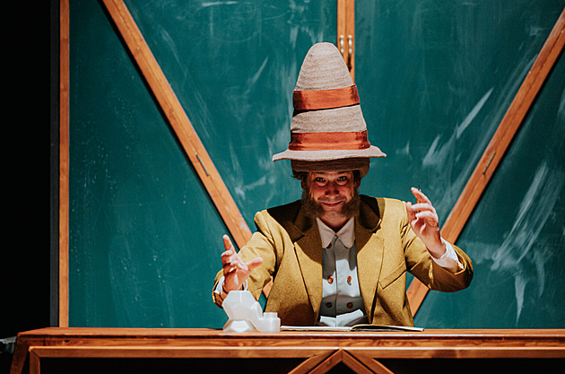 Kdo to neví, neví nic! říkal Hron o věčném hledání. Divadlo Drak mu přitakává