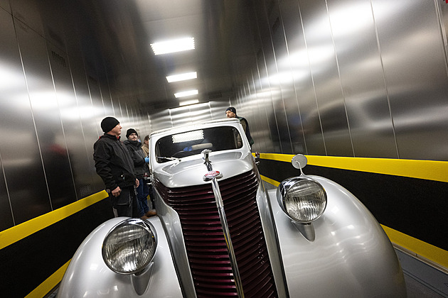 Muzeum karosářství se stěhuje po Vysokém Mýtě. Veteránské perly vozili výtahem