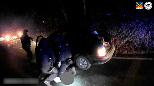 Sotva muž vylezl z vězení, začal znovu vařit drogy. Došla si pro něj policie