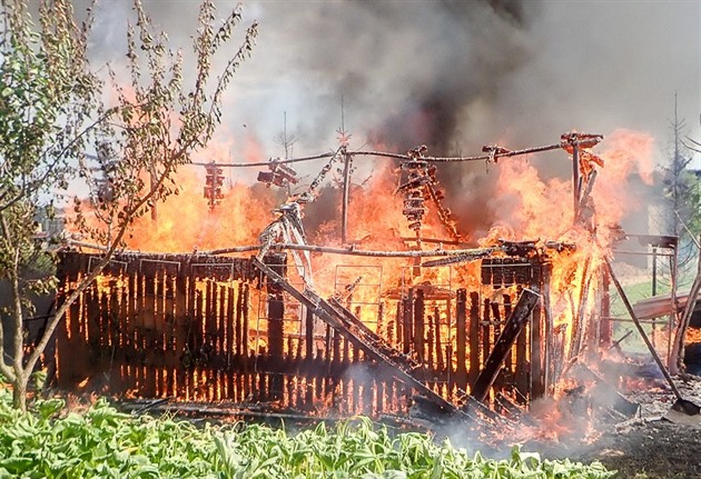 Při požáru domu v České Lípě zemřel člověk, příčinu smrti určí pitva