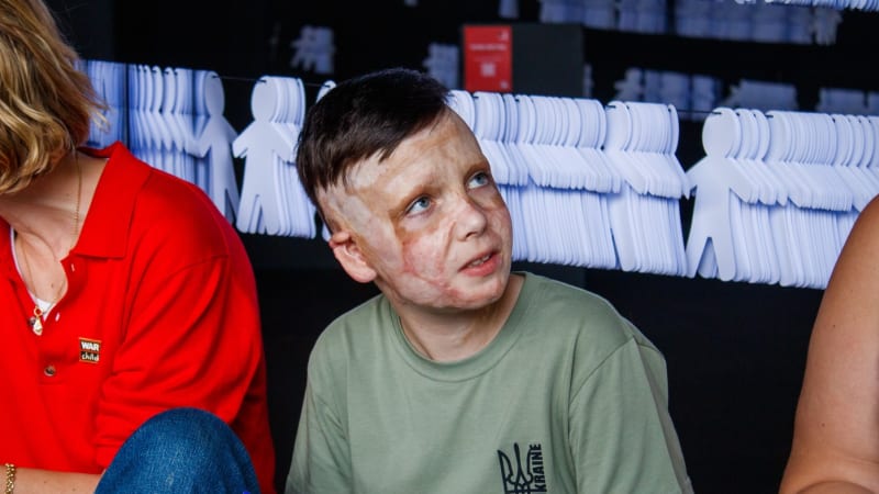 Tlumočnice neudržela pláč. Pohladil jsem její vlasy, líčil 11letý Roman smrt matky na Ukrajině