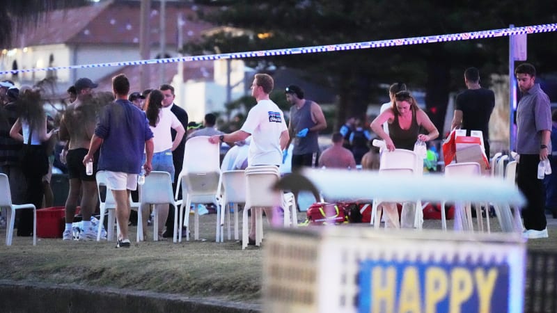 Deset mrtvých po útoku v Sydney. Záběry ukazují, jak hrdina zneškodnil jednoho ze střelců