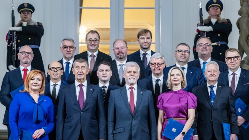 Pavel jmenoval Babišovu třetí vládu. Šéfovi ANO připomněl členství ČR v NATO a EU