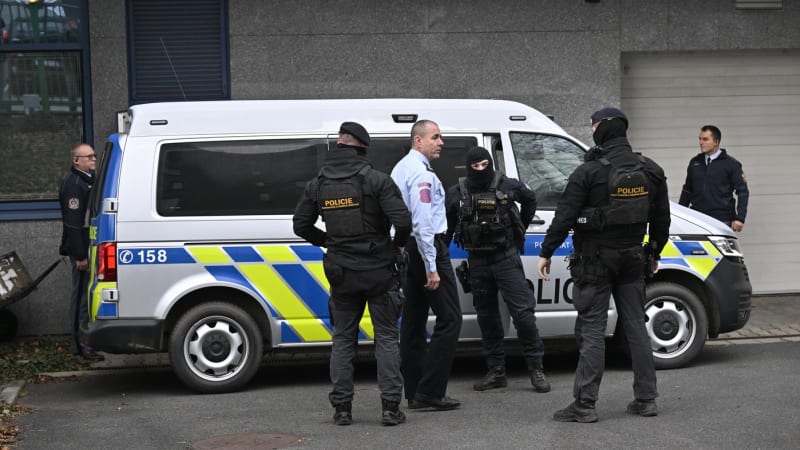 Muž, který měl unést chlapce ze Zlínska, jde do vazby. K soudu ho přivezla eskorta