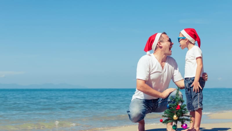 Vánoce na pláži, dvojitá nálož dárků i islandští lumpové. Jak Češi slaví svátky ve světě?