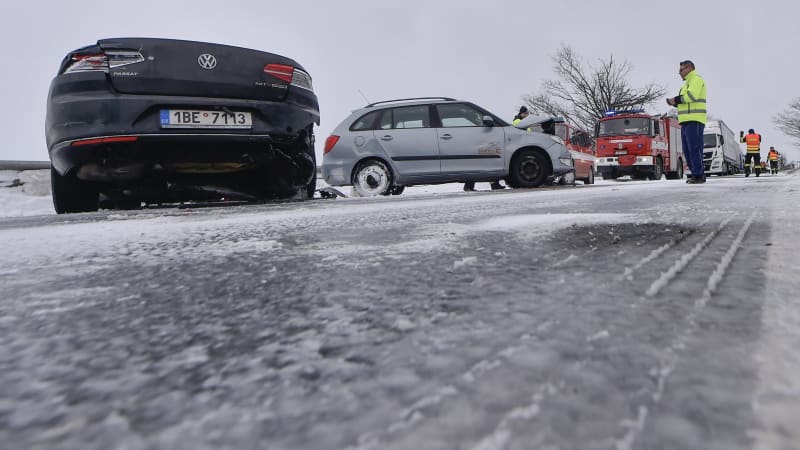 Meteorologové vydali VÝSTRAHU pro celé Česko. Na silnicích se může tvořit náledí