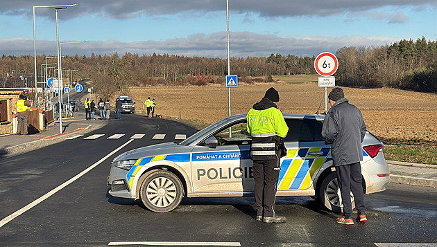 Cyklista zemřel po srážce s autem. Řidič mu nepomohl a ujel, hledá ho policie