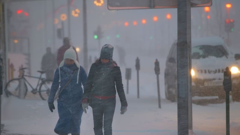 V Evropě řádí bouře Anna, ovlivní i počasí v Česku. Letadla se zpožďují, lidé jsou bez proudu