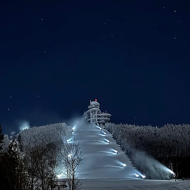 OBRAZEM: Mráz kouzlí na Dolní Moravě, zasněžovač zachytil i padající meteorit