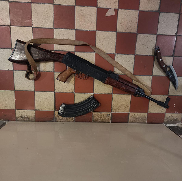 Muž zvonil na souseda, aby ztišil hudbu. Ten mu otevřel se samopalem v ruce