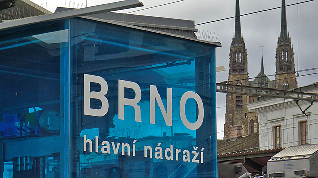 Na brněnském hlavním nádraží vykolejila lokomotiva, provoz je přerušený