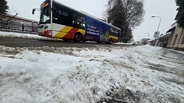 Všude sněhová kaše, láteří řidiči. Uklidit dočerna nelze, brání se silničáři