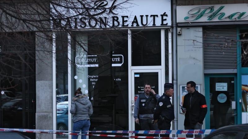 V kosmetickém salónu v Grenoblu vybuchl granát. Pachatelé unikají, na místě je několik raněných
