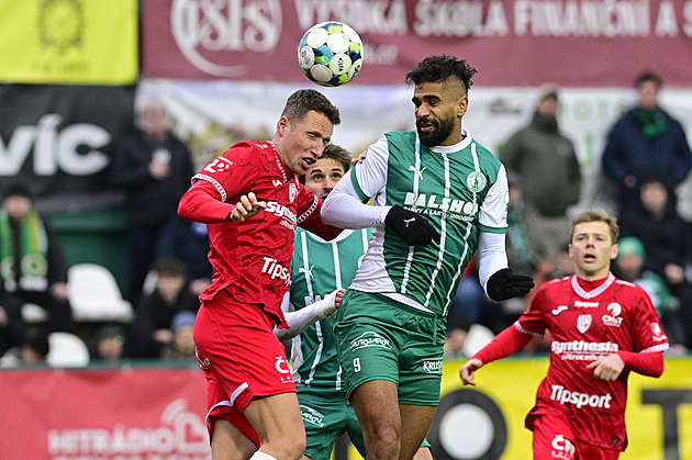 ONLINE: Bohemians - Pardubice 0:0, hosté v deseti, červenou vidí Godwin