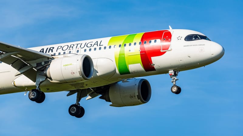 Dopravní letadlo u Prahy strmě klesalo k zemi, piloti zareagovali pár sekund od tragédie