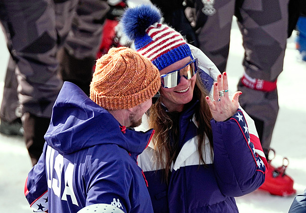 Po ošklivém pádu romantika v cíli. Zlatá Američanka si odváží i zásnubní stříbro