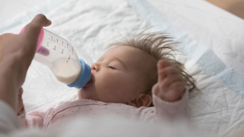 Akutní podezření na otravu kojeneckým mlékem v Česku: Hygienici šetří čtyři případy