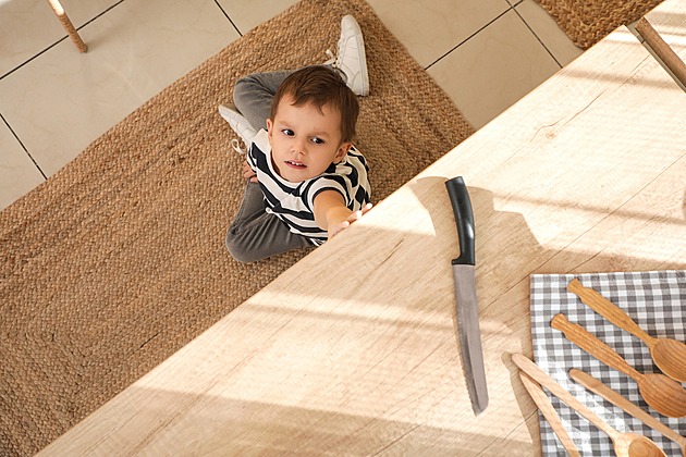 Tupé nože, povinné pohorky a tisíce kamer. Kde končí bezpečnost a začíná buzerace