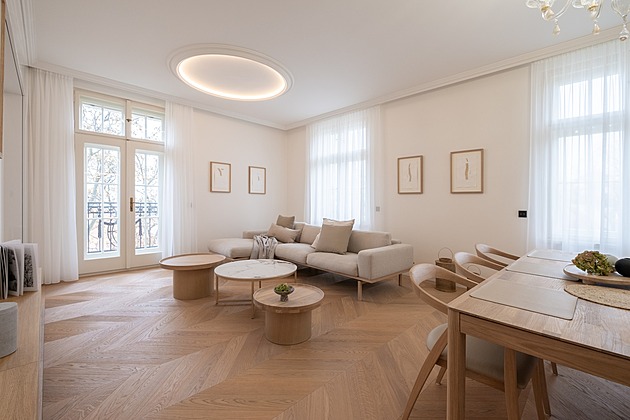 Byt ve staré honosné vile se oděl do bílé. Doplnily ji historické detaily