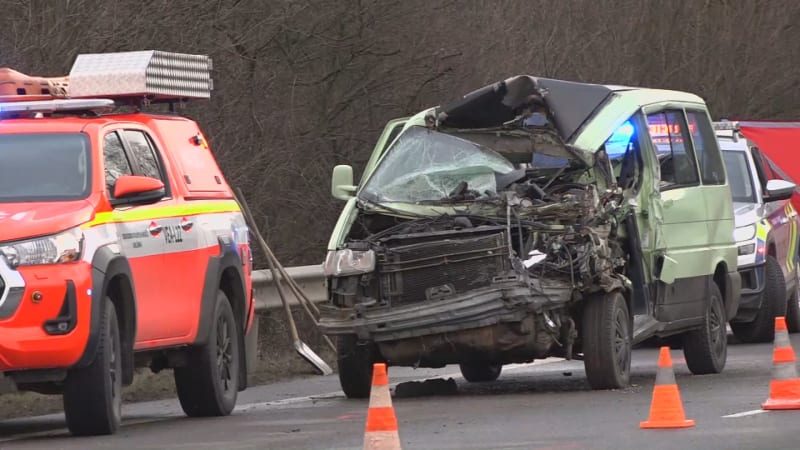 Tragická nehoda na Vsetínsku: Srazila se dodávka s náklaďákem, jeden z řidičů zemřel