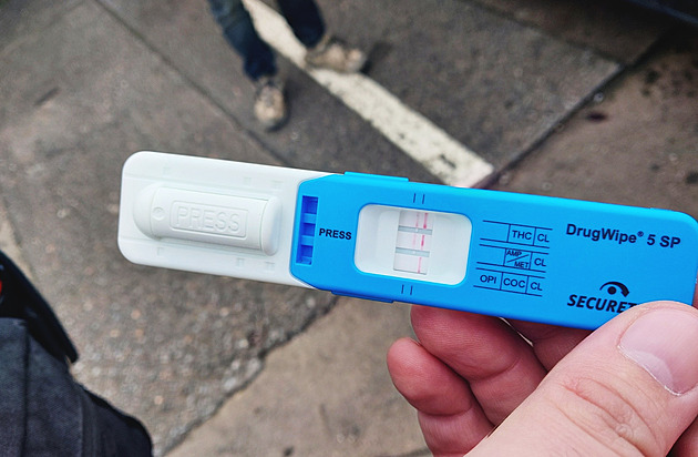 Šofér bez řidičáku zmatkoval na křižovatce. Měl jsem drogy, přiznal strážníkům