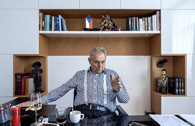 Exprezident Zeman stěhuje kancelář z Dejvic na Nové Město, Ovčáčka nahradil