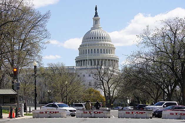 Ke Kapitolu běžel muž se zbraní, americká policie ho zatkla