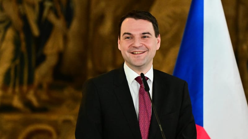 Poslanci kvůli Macinkovi odmítli jednání o škrtech na MZV. Humanitární týmy bijí na poplach