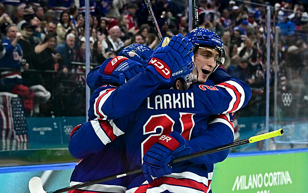 USA - Švédsko 2:1P. Američané slaví, těsný duel v prodloužení rozhodl Quinn Hughes