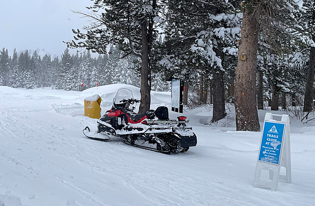 Tragédie po pádu laviny v Kalifornii. Nepřežilo osm lyžařů, po dalším se pátrá