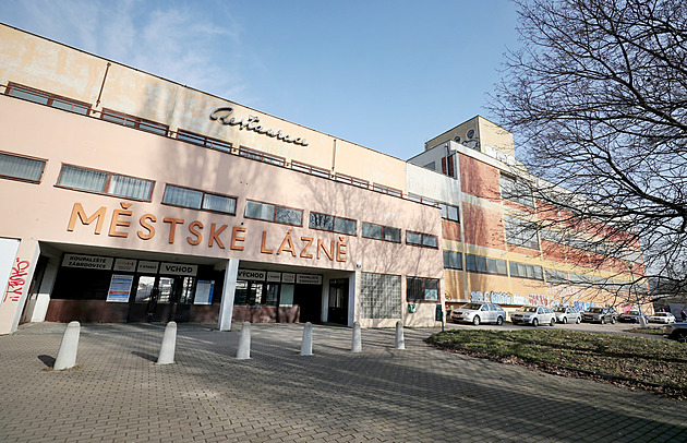 Opravili střechu a skončili. Brno nadále tápe, jak naloží s chátrajícími lázněmi
