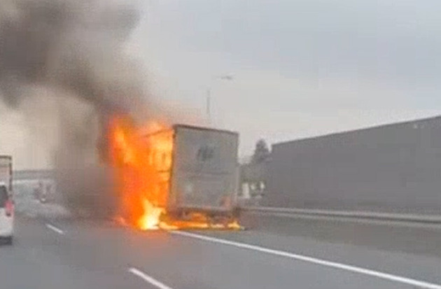 D8 u Prahy už po požáru kamionu opět jezdí, náklad bylo obtížné uhasit