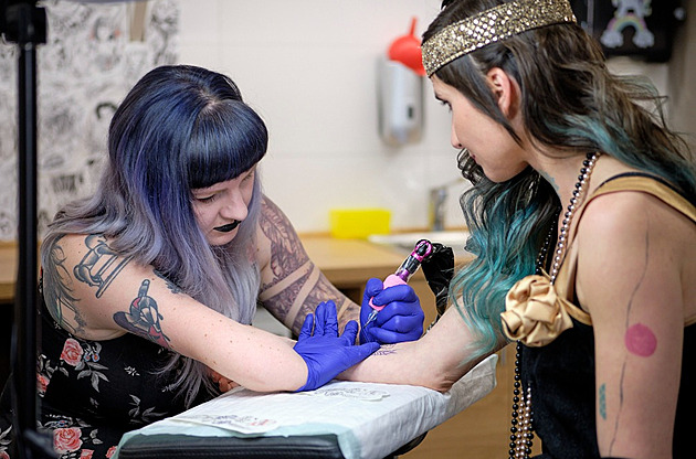 Vyrůstala s vrozenou vadou ruky. Dnes je tatérkou v legendárním studiu