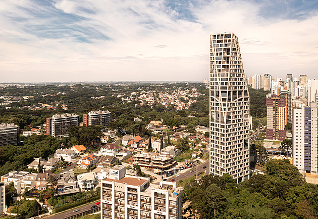 Vypadá jako obří ementál. Unikátní věžák udivuje fasádou plnou děr a zeleně
