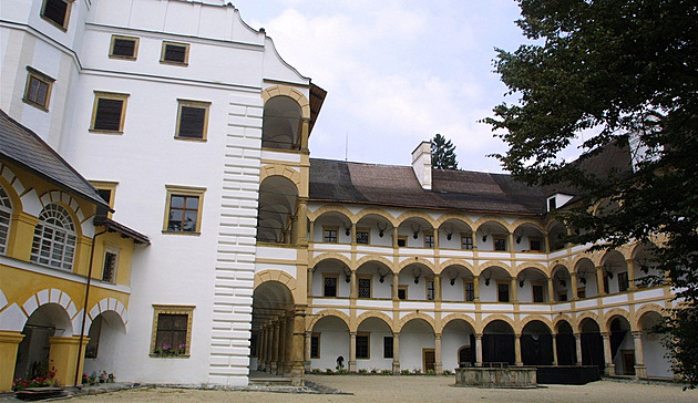 Oblíbený zámek po záplavách ještě víc strádá, opravy blokuje spor s Lichtenštejny