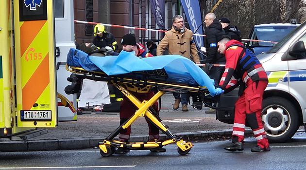 Kvůli ozbrojenci v bytě nařídili evakuaci blízkých domů, jeden policista je zraněný