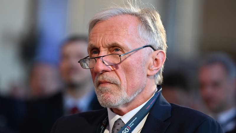 Připodělaný slaboch, tepe Macinku za proslov Hašek. Ale no tak, Hašane, hájí ministra Topolánek