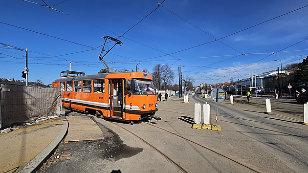 VIDEO: První tramvaj otestovala Dvorecký most, otevřou ho patrně v půlce dubna