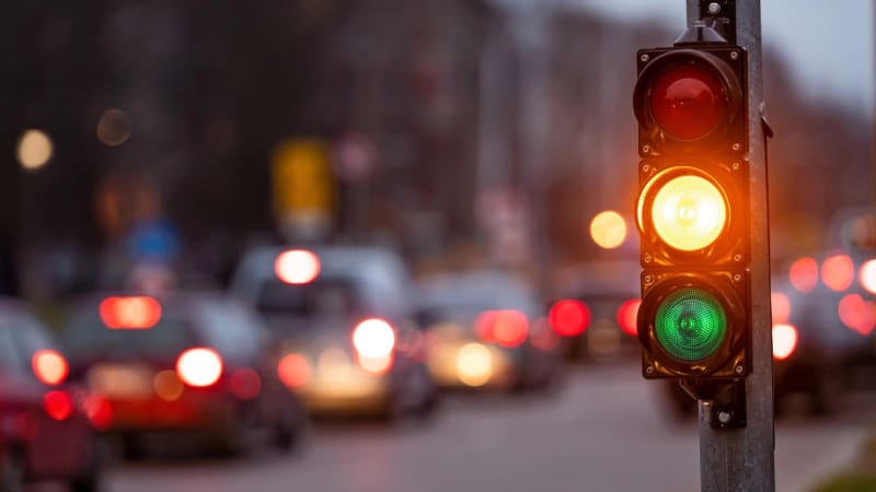 Smrtelná nehoda na křižovatce v Třebíči: Auto srazilo chodkyni, žena svým zraněním podlehla