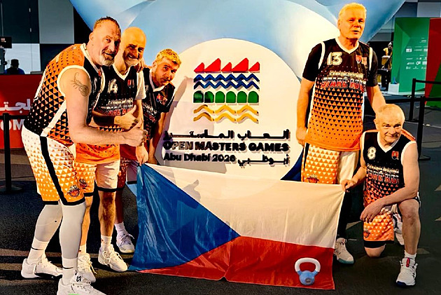 Tři medaile veteránů: Češi přivezli z Abú Zabí stříbro a dvě zlata. Válce uletěli včas