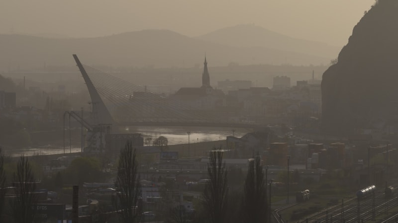 MAPA: Blankytnou oblohu zakalí saharský prach. Meteorologové řekli, kdy přijde déšť
